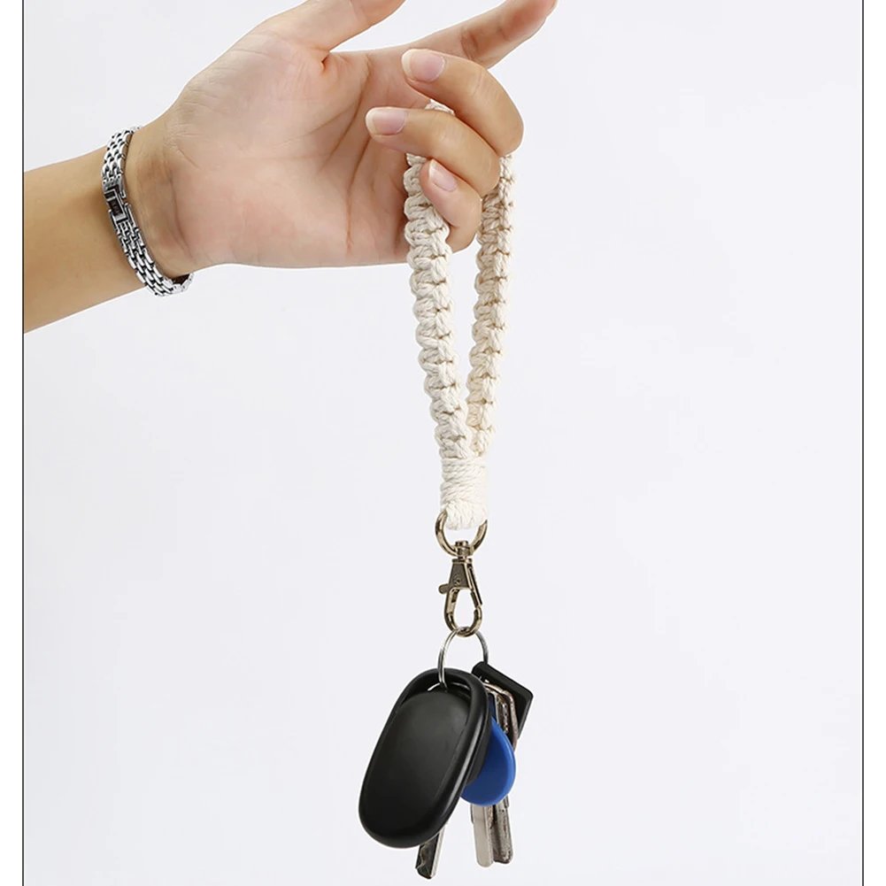 Porte clef pompon en crins noir avec breloque arbre de vie