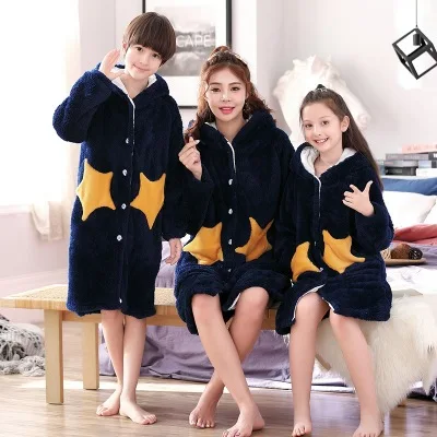 Семейный зимний банный халат Одинаковая одежда для семьи Фланелевое платье Теплые Семейные пижамы для мамы и сына одежда для сна «Мама и я» - Цвет: Синий