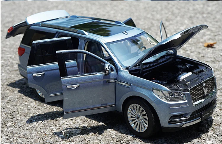 Оригинальная коллекция 1/18 года от дилера Lincoln Navigator (серебристо синий) модель