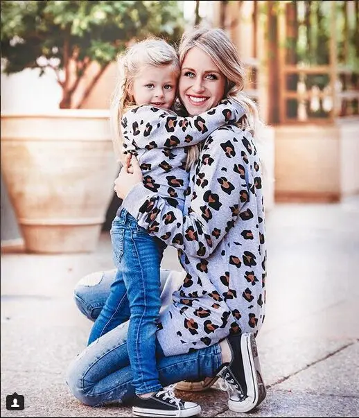 Модный свитер для малышей одинаковые футболки с длинными рукавами для мамы и дочки и сына футболки для женщин, леопардовая Толстовка для девочек топы, одежда