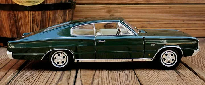 Хорошее 1:18 классический автомобиль 1966 зеленый Ретро модель автомобиля двери может быть открыт сплав Коллекционная модель