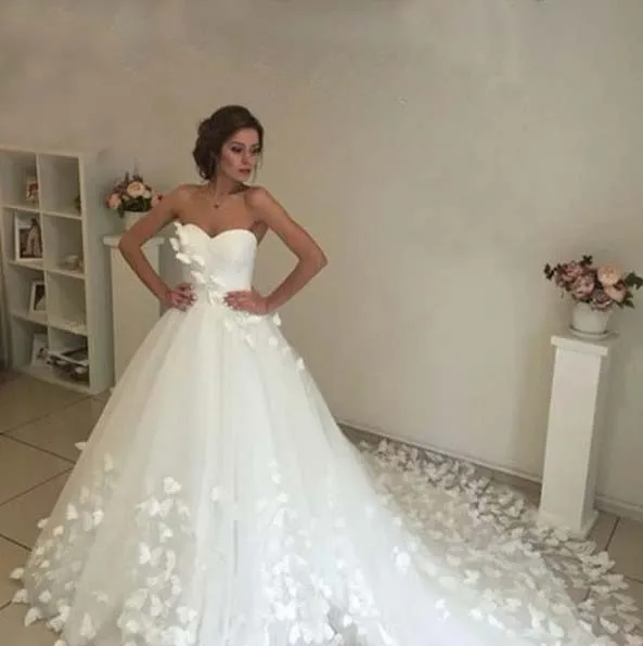 

Amazing 3D Butterfly Appliques Court Train Princess Tulle Bride Dresses Sweetheart Dubai Outdoor Ball Gown Wedding Dress