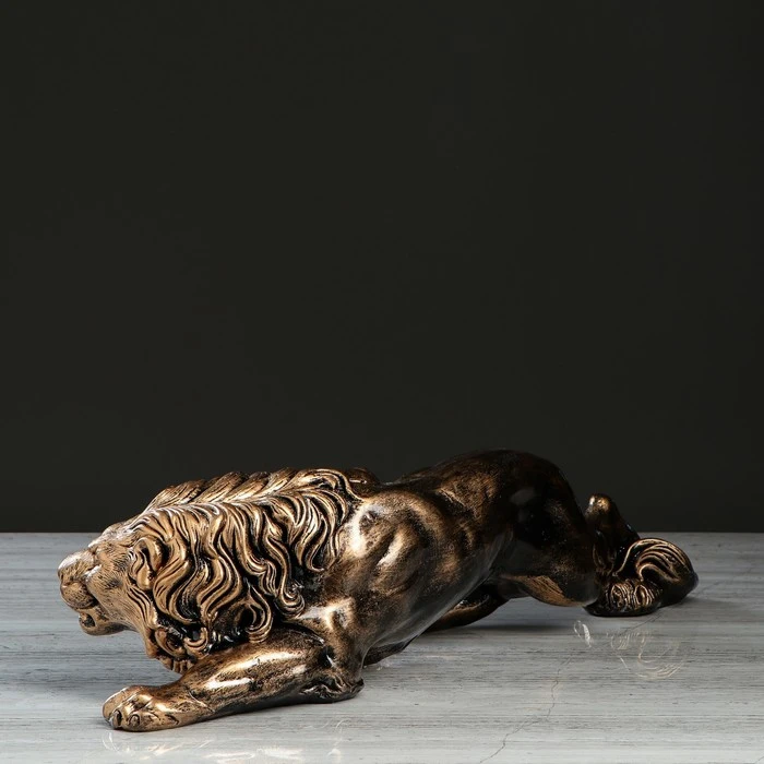 Львица крадется. Яглев леопон. Крадущийся лев. Лев с цветком на морде. Трансваальский лев.