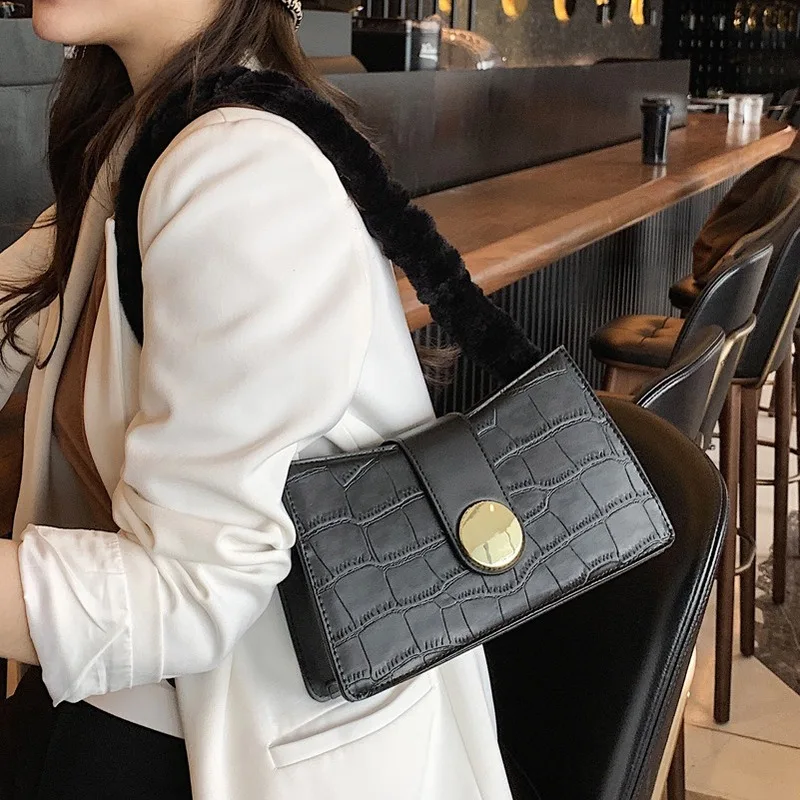 

High-quality armpit bag female bag 2020 new trendy autumn and winter all-match one-shoulder luxury niche design furry handbag