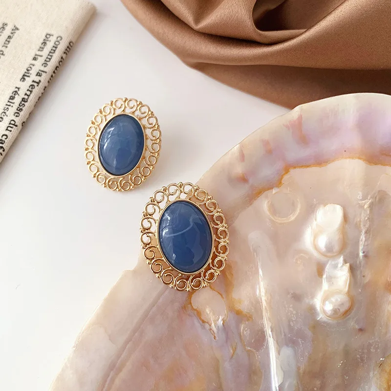French Retro Palace Court Baroque Clip Earrings Metal Hollow Out Resin Blue Stone Clip Earrings No Hole Ear Clip for Female Lady
