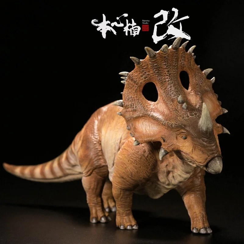

Nanmu 1:35 Tower Shield Dinosaur Sinoceratops With Small Human Figure Animal Figure Red Color Version