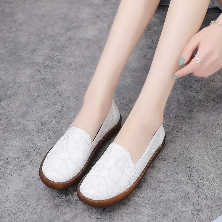 

2019 Autumn Soft-Sole Rubber Sole Embroidery Soft Leather round Flat Loafers Breathable Foot Covering White Shoes WOMEN'S Shoes