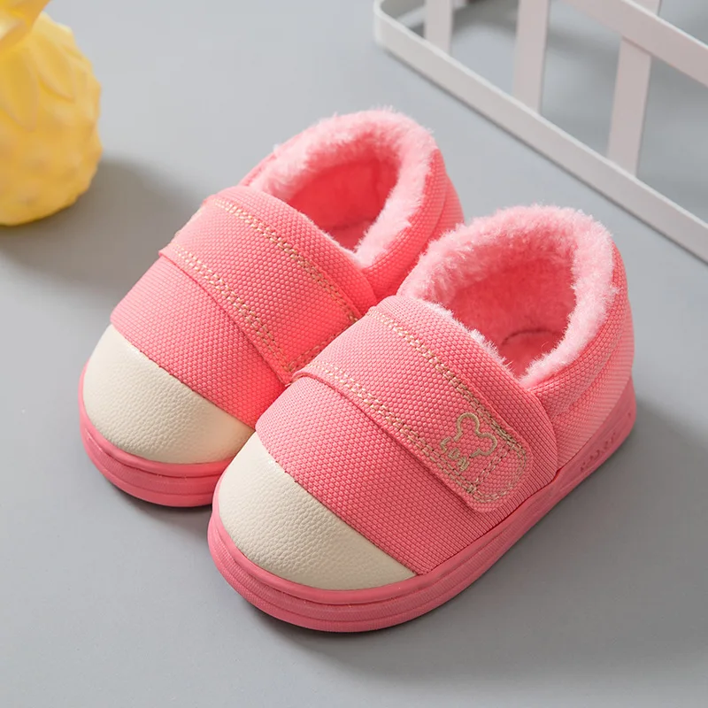 Pink Детские зимние парусиновые меховые теплые тапочки для мальчиков и девочек; домашняя нескользящая обувь; однотонные домашние детские тапочки без застежки - Цвет: Pink