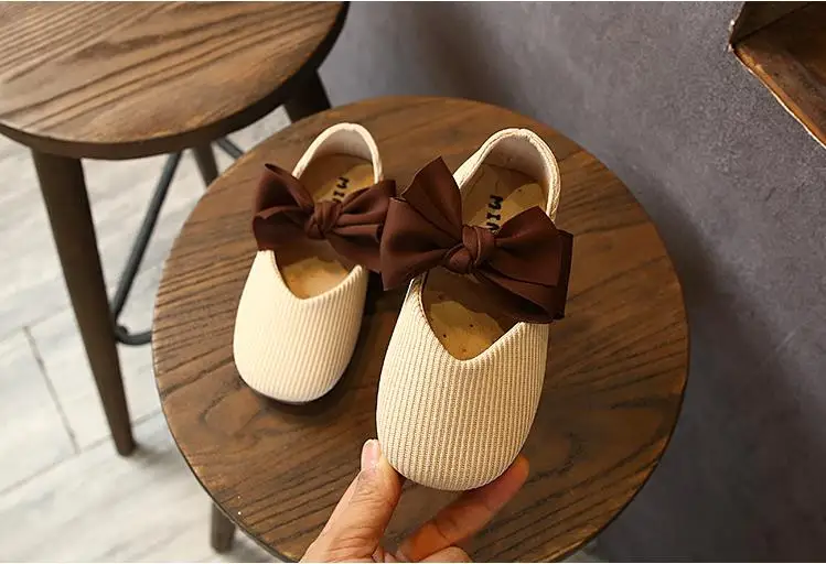 Обувь для маленьких девочек; модная детская танцевальная обувь с бантом; желтые кожаные туфли на низком каблуке для девочек; мягкая детская кожаная обувь