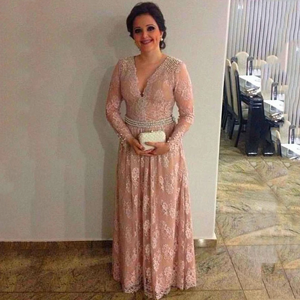 Fatsoenlijke V-hals Lange Mouwen Blush Kant Moeder van de Bruid Jurk met Parels Elegante Lange Avondjurk voor Bruiloft party Fatsoenlijke V-hals Lange Mouwen Blush Kant Moeder van de Bruid Jurk met Parels Elegante Lange Avondjurk voor Bruiloft party