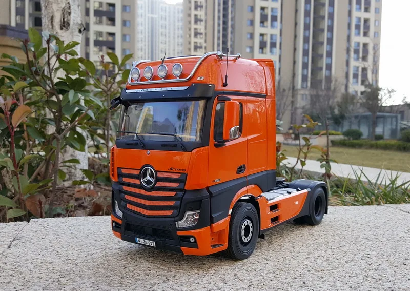 Коллекционная модель из сплава игрушка в подарок масштаб 1:18 NZG Benz Actros для