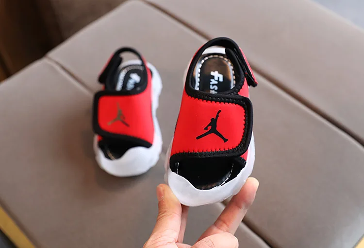 LED босоножки Girls Sandals 2021 New Summer Boys Beach Shoes Children Baby Cruella Non-slip Popular Breathable and Refreshing