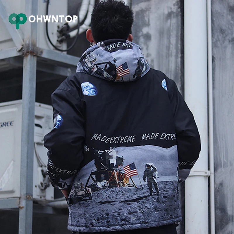 

Landing on The Moon Print Jacket Parka Hip Hop Hooded Jacket Harajuku Streetwear Men Windbreaker Kanji Patches Design Outerwear
