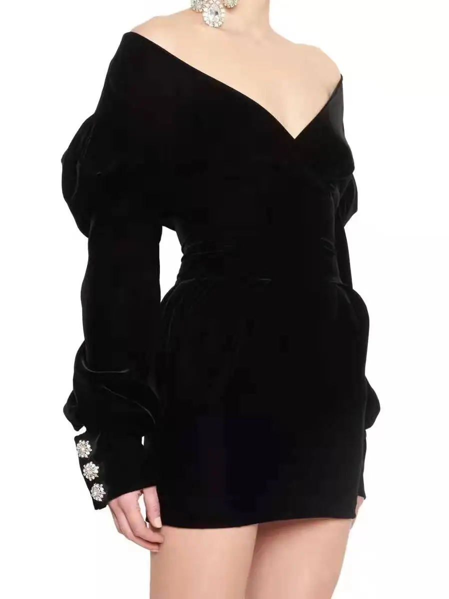 Высококачественная модель года, Осеннее и зимнее новое черное бархатное мини-платье без бретелек с v-образным вырезом и длинными рукавами