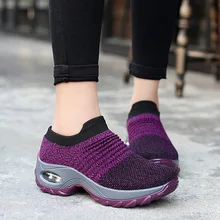 Для женщин прогулочная обувь на танкетке; спортивная обувь; удобные и дышащие кроссовки с сеткой для бега