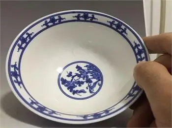 

Exquisito tazón chino clásico azul y blanco de porcelana con marca Qianlong
