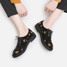 Повседневная женская обувь; сезон весна-осень; женская обувь с перфорацией типа «броги» в британском ретро-стиле; обувь в стиле дерби с вышивкой; Винтажная обувь из искусственной замши на шнуровке; OULYYYOGO