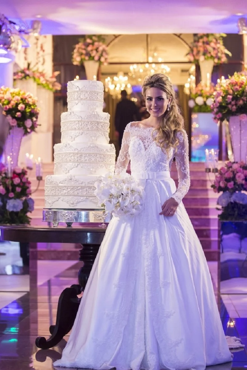 

Bateau Long Sleeves A-Line Wedding Dresses Vintage Lace Appliques Bridal Gowns With Buttons Spring Formal