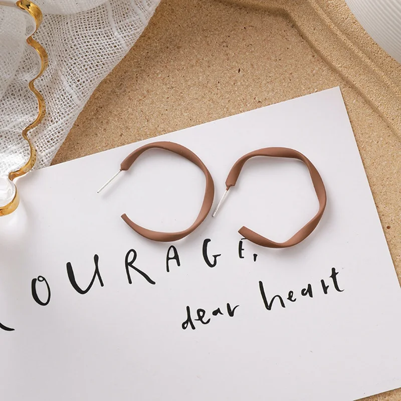 Модные коричневые серьги гвоздики в литературном стиле свежие тренды милые