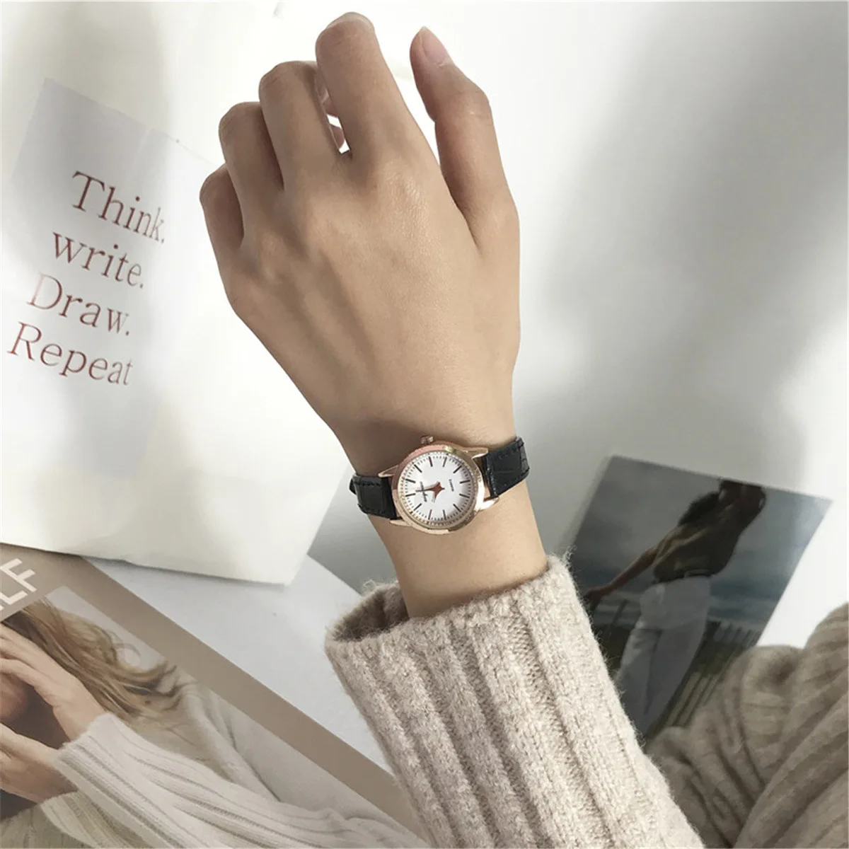 

CHIC High School Girl'S Female Students Watch Korean-style Simple Retro Literature And Art Leather Belt Quartz WOMEN'S Watch Hip
