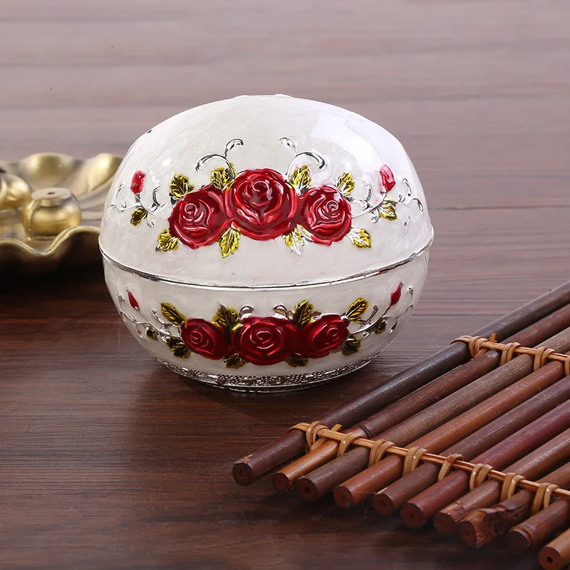 Metal Ashtray European Rose Embossed Ashtray with Lid Drop-Resistant for Household Coffee Table