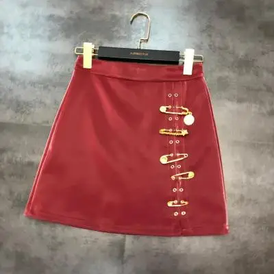 Новинка осени, приталенная юбка из искусственной кожи с завышенной талией, женские короткие кожаные юбки со съемными золотыми булавками - Цвет: Красный