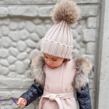 Большой Мех Pom pom Beanie шапки дети девочки мальчики теплая вязаная зимняя детская шапка настоящий енот шапка с меховым помпоном Большой Мех Pom pom Beanie шапки дети девочки мальчики теплая вязаная зимняя детская шапка настоящий енот шапка с меховым помпоном