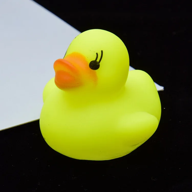 Играть с водой маленькая Желтая утка Мини Ванна игрушка маленькая утка играть с водой Пляж Детские развивающие виниловые игрушки оптом