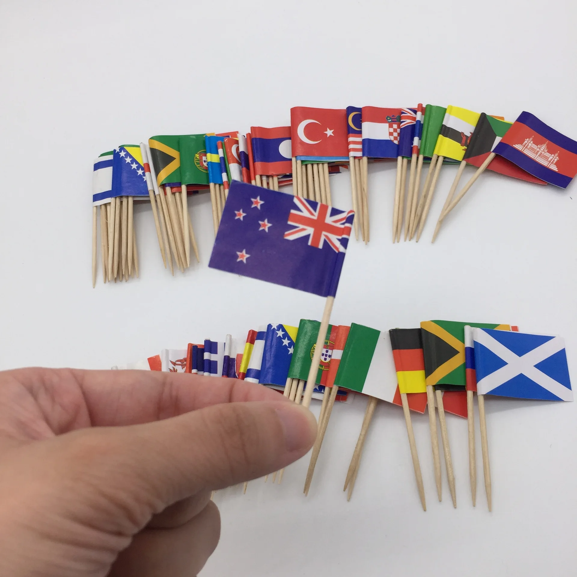

World Flag Toothpick Box of 100 Toothpicks Country Flags Dinner Cake Toothpicks Cupcake Decoration Fruit Cocktail Sticks Party