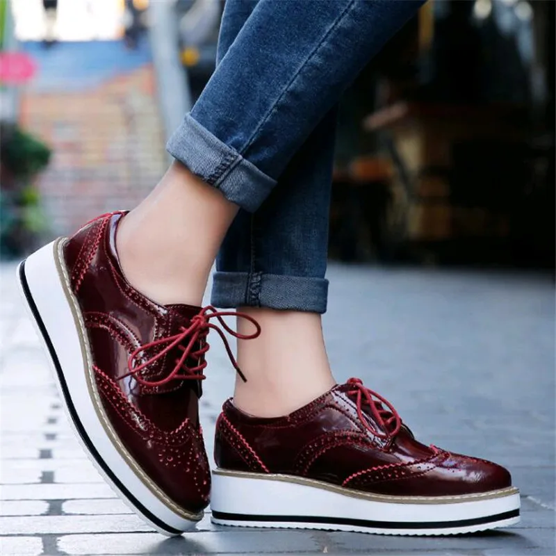 Женские туфли оксфорды на платформе Броги из лакированной кожи шнуровке с острым