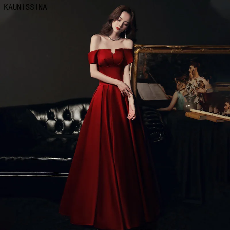 

Платье атласное женское вечернее, бордовое, с открытыми плечами