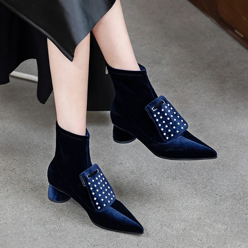 Chaussures femme Новая зимняя обувь женские ботинки-мартинсы, лаковая кожа с заклепками украшения ботинки в байкерском стиле; женская обувь; mujer