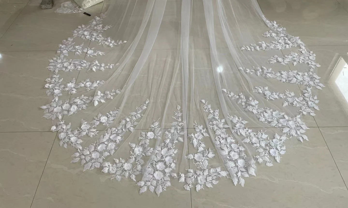 romantic-one-layer-3-meters-long-and-3-meters-wide-lace-wedding-veil-with-appliques-bridal-veils-with-comb