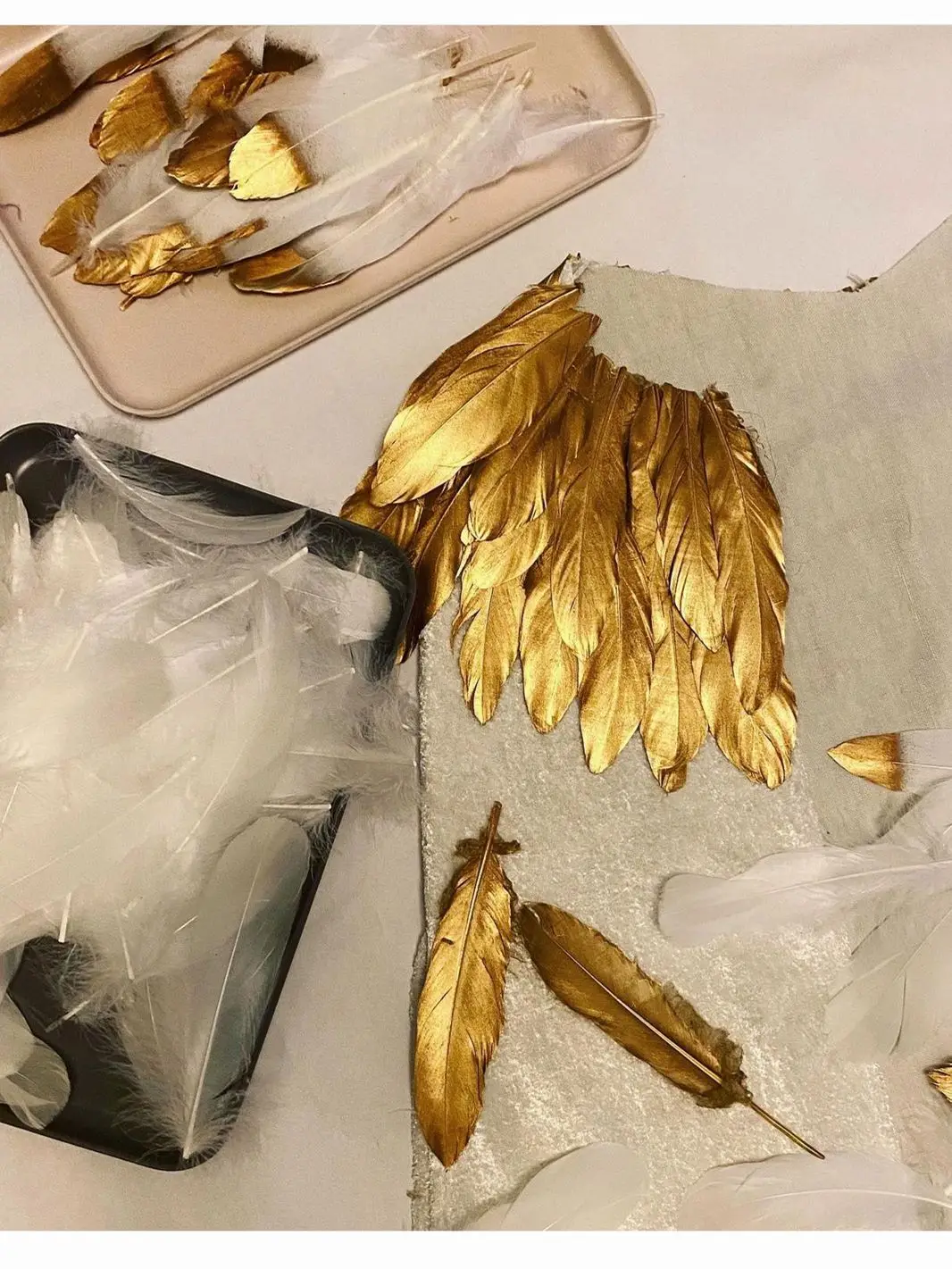 15-20 cm, 50 plumas doradas naturales de ganso para decoración de boda,  alas de ángel y manualidades de hadas : : Hogar y Cocina