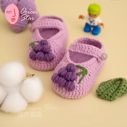 Sapatas de lã tecidas à mão do bebê, sapatas do bebê, sapatas da criança, sapatas do jardim, sapatas do presente do bebê