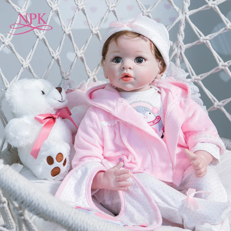 NPK nouveau Design 55CM Pinky Bebe poupée Reborn bébé fille en robe rose ensemble avec ours haute qualité taille réelle bébé cadeau de noël