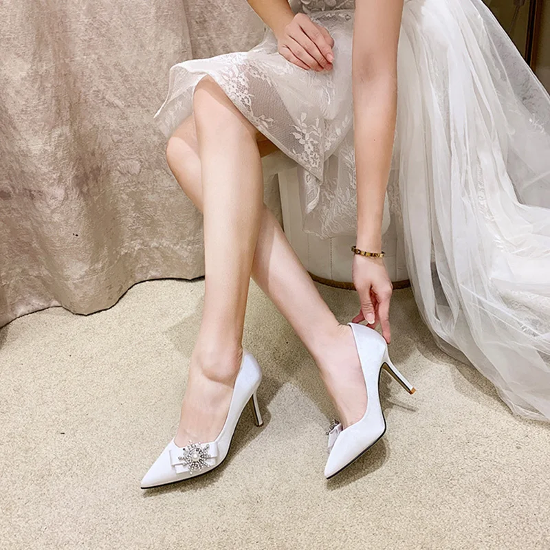 Boussac роскошные стразы шелковые свадебные туфли Для женщин элегантные туфли на высоком каблуке с жемчугом, Для женщин сексуальный острый носок женские туфли-лодочки на тонком каблуке SWB0252