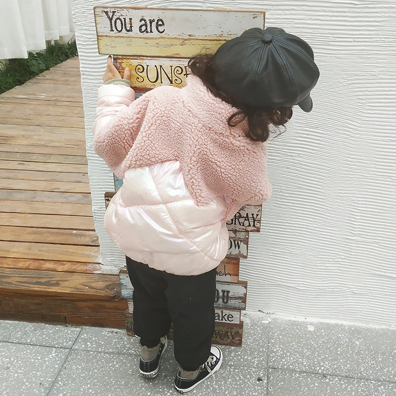Хлопковое пальто для маленьких девочек; коллекция года; сезон осень-зима; Новая детская утепленная блестящая хлопковая куртка в Корейском стиле с мехом ягненка