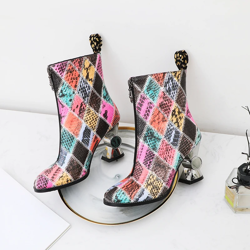 WETKISS/пикантные модные разноцветные ботинки на необычном высоком каблуке с круглым носком Нескользящие женские ботильоны с металлическим декором повседневные женские ботинки