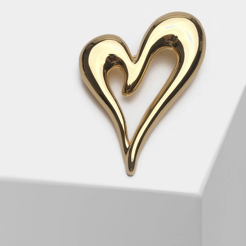

Women's delicate hollow heart brooch