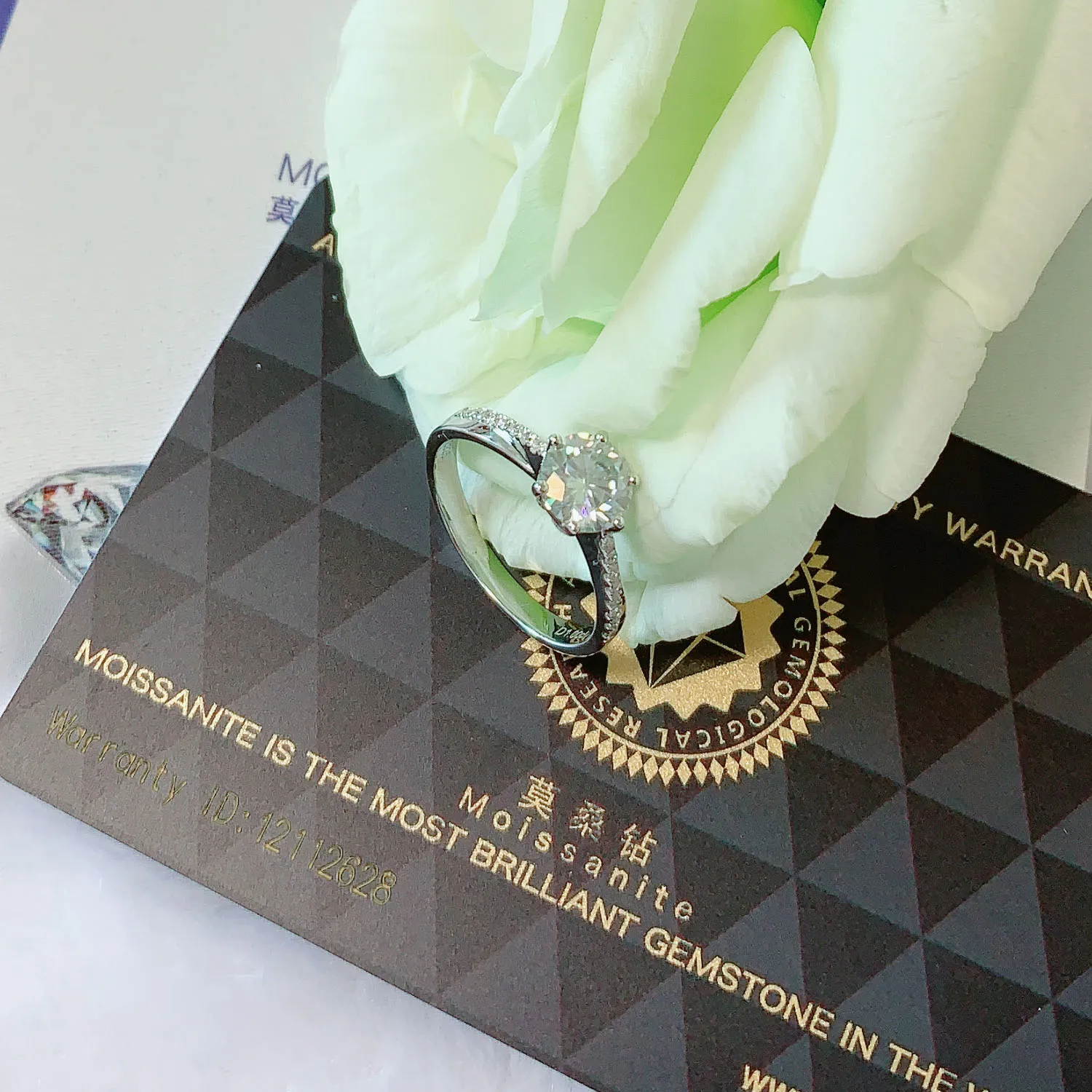 Кольцо Moissanite 1ct покрытое белым золотом серебряное кольцо с круглой бриллиантовой огранкой ювелирные украшения, обручальное кольцо на головщину