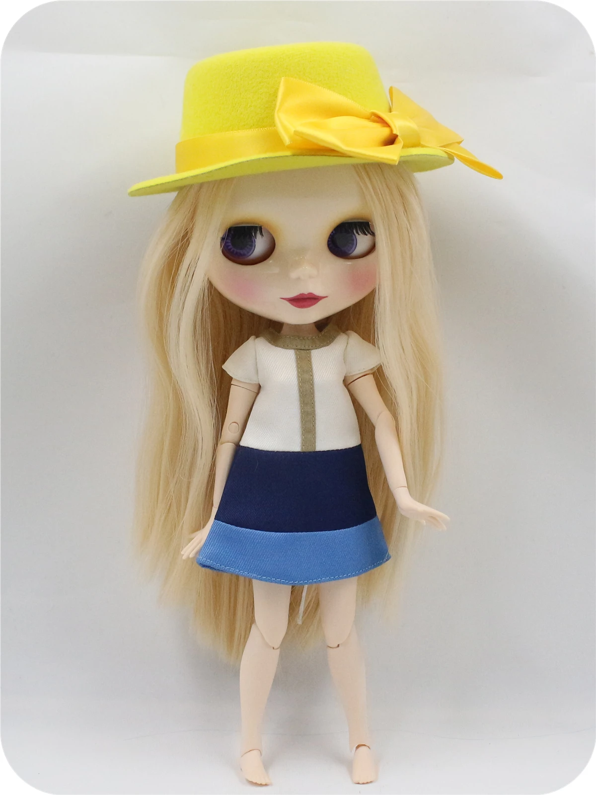 Neo Blythe Doll with Blonde Hair, White Skin, Shiny Face & Factory Jointed Body 3