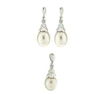 

Set made in 18kt white gold with diamonds brilliant 0,021ktes and cultured pearls.