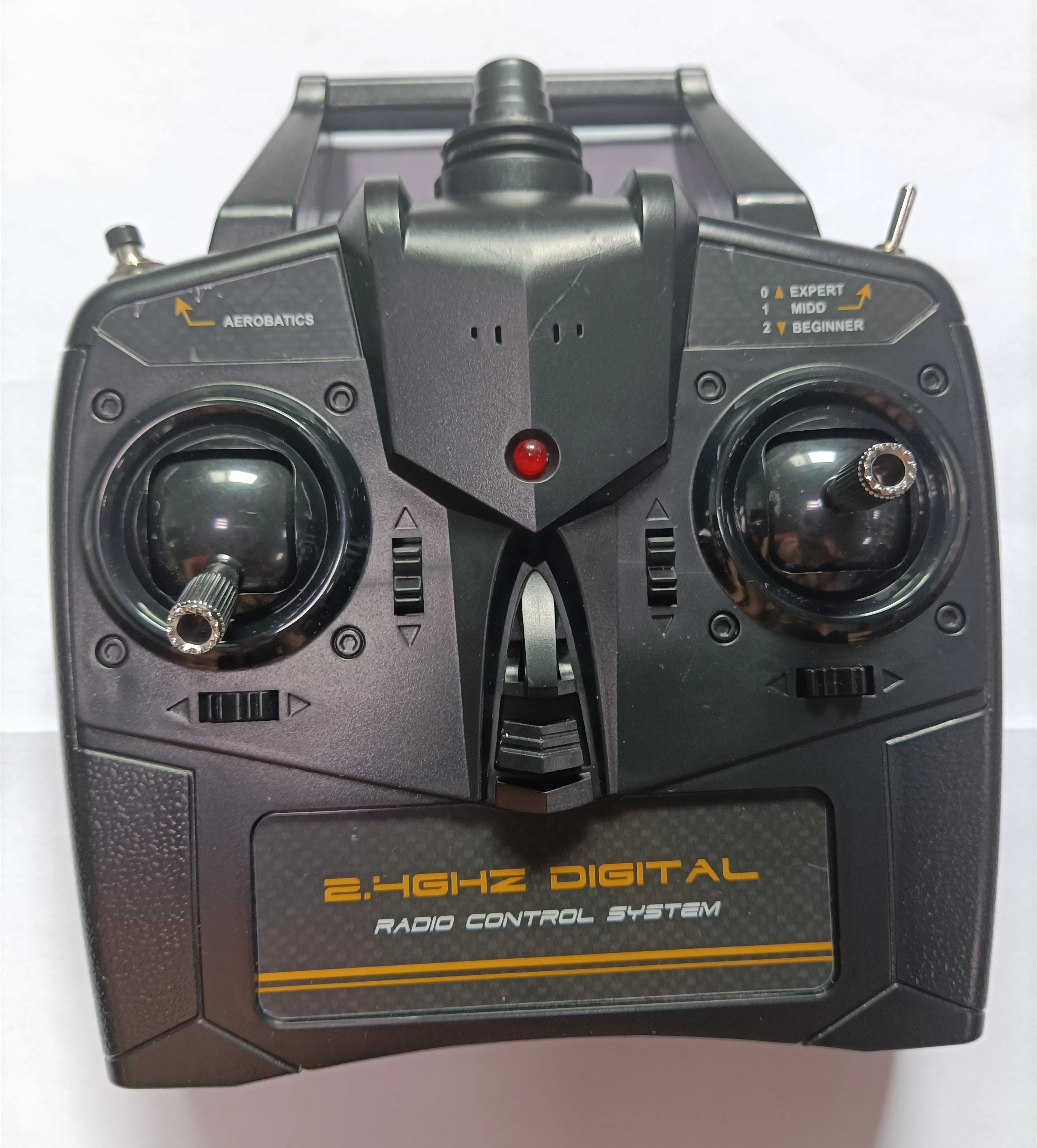 Détail des joysticks et boutons de l'émetteur Volantex 4 canaux EAT402 PT2110 pour avions RC série 761.