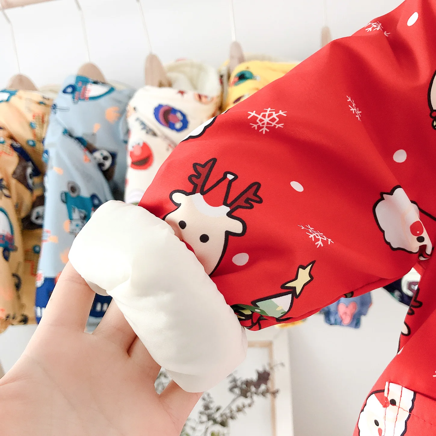 Новое пальто для детей 2-6 лет, зимняя куртка с капюшоном и милым принтом в Корейском стиле для маленьких мальчиков и девочек, утепленная хлопковая куртка с плюшевой подкладкой