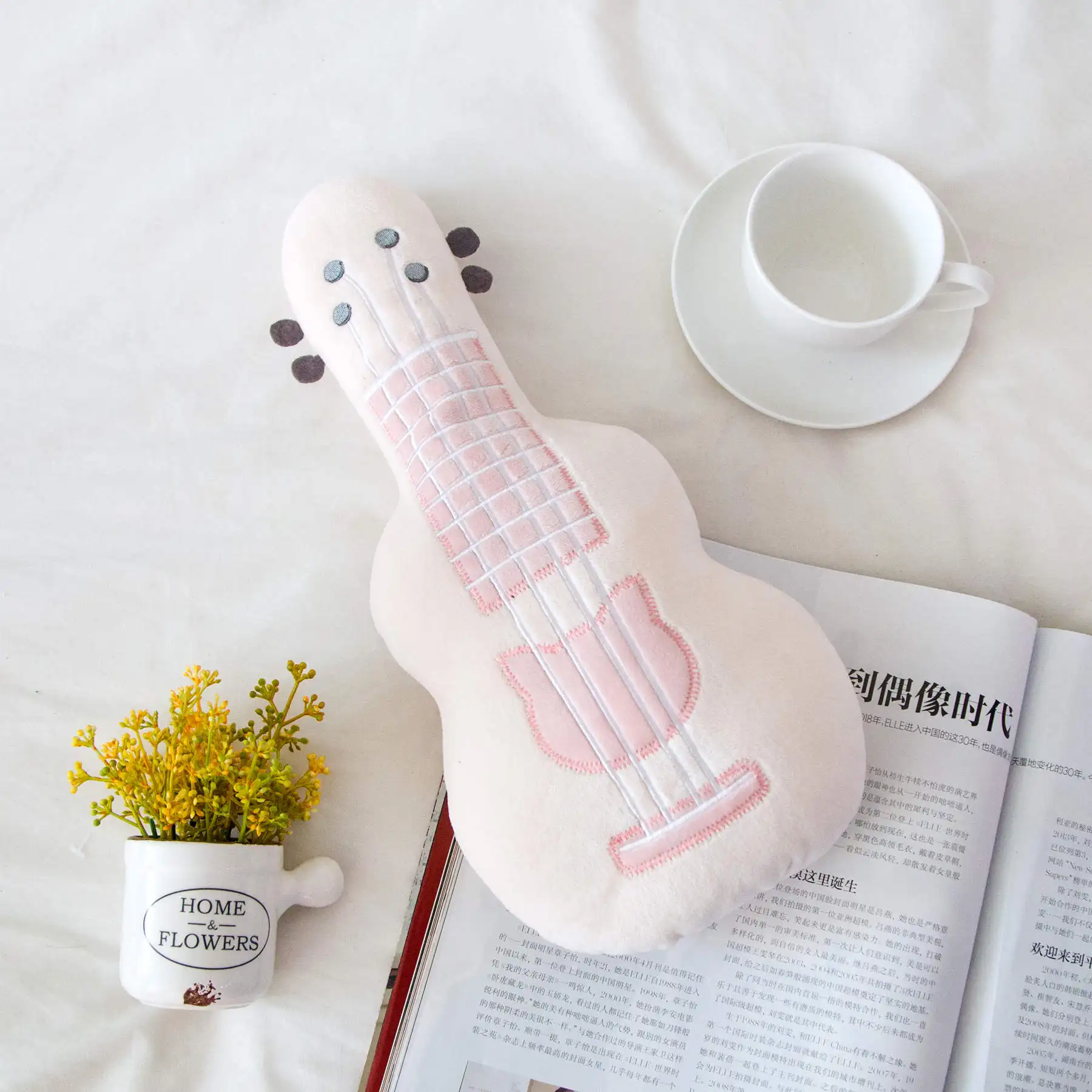 Моделирование 3D гитара плюшевая игрушка мягкая подушка модное милое украшение для дома текстиль постельные принадлежности подушки девушка подарок на день рождения Рождество - Цвет: Белый