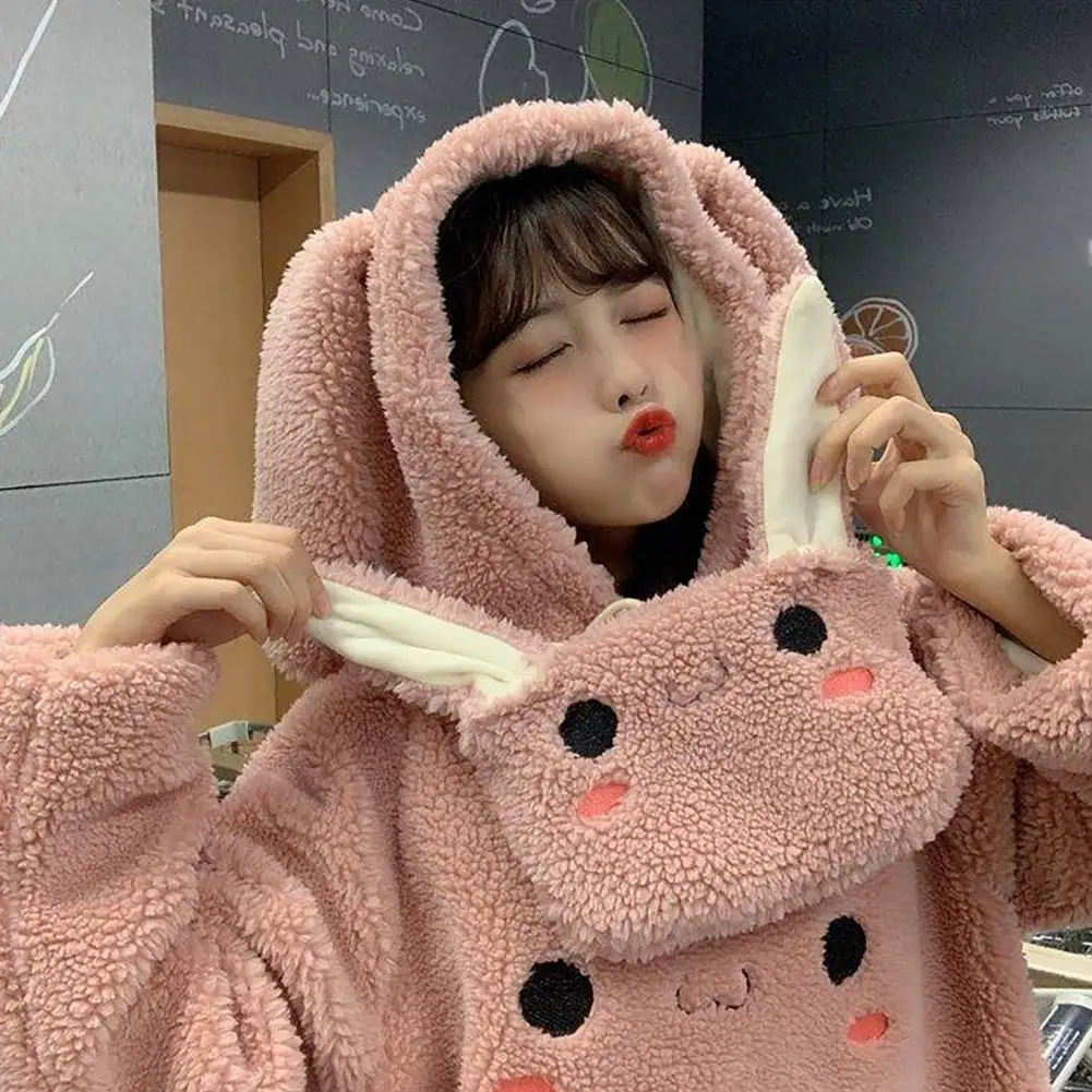 Рисунок 5 - Женская толстовка с капюшоном