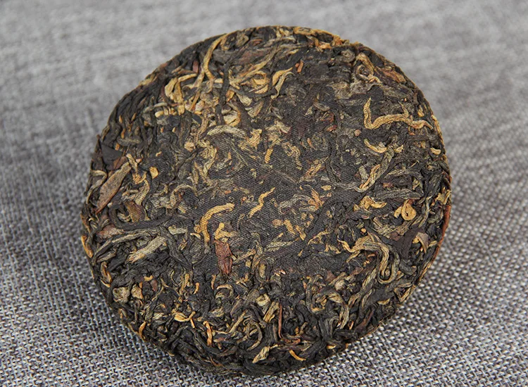 Юньнань высокая гора древнее дерево черный чай "Сяо Сян Тянь" сладкий красный чай торт, с цветочным ароматом 100 г