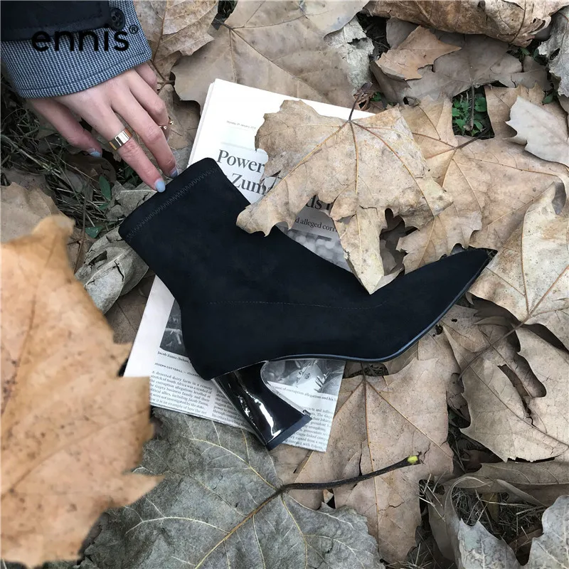 ENNIS/модные эластичные ботинки из искусственной замши; женские ботинки на высоком каблуке; эластичные ботинки с острым носком; обувь без застежки; сезон осень-зима; Цвет Черный; A9355
