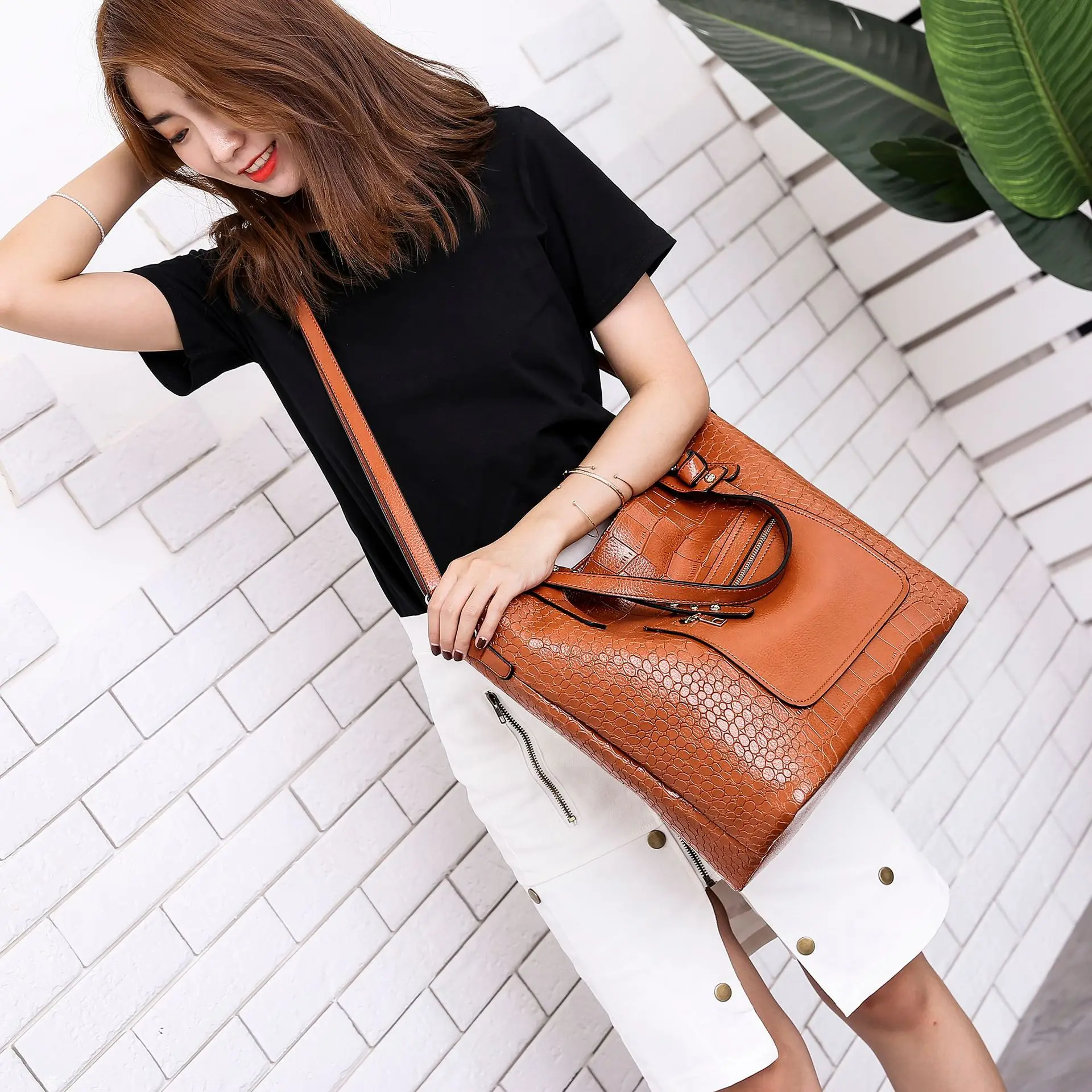 

2019 Women's Summer Single Shoulder Package European and American Fashion Crocodile Patch Handheld Tide